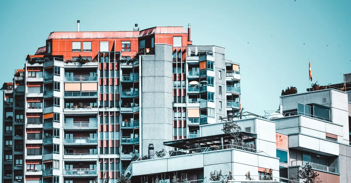 Bâtiments résidentiels modernes à Berne, avec des fenêtres en verre et un design dynamique.