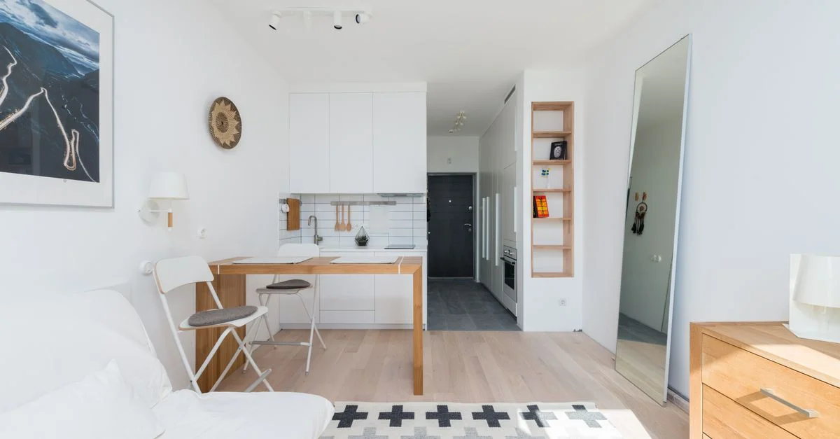 Intérieur d'appartement moderne lumineux avec un design minimaliste, présentant un espace de vie confortable et une décoration fonctionnelle.