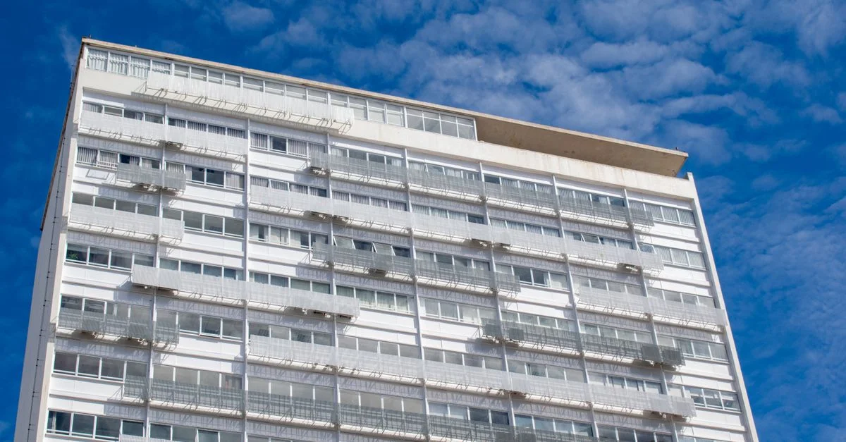 Immeuble d'appartements contemporain sous un ciel d'un bleu éclatant à Brasilia, illustrant l'architecture urbaine moderne.